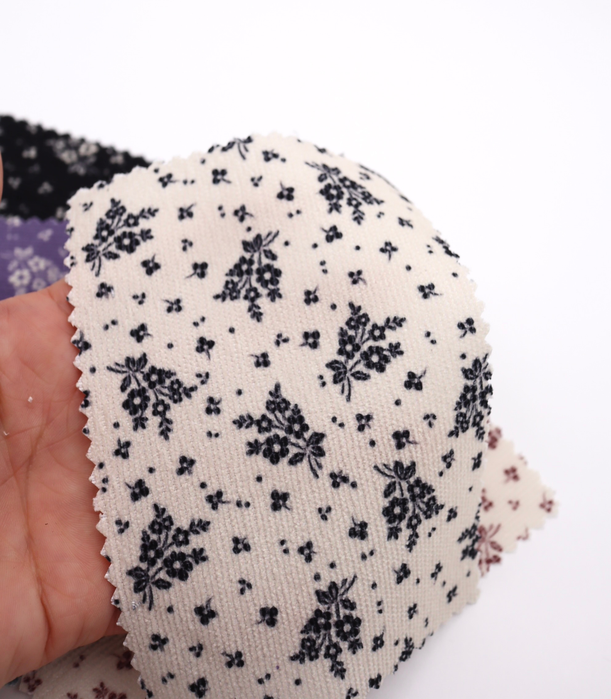 韓国生地　小花柄シルエットプリントコーデュロイ　東大門市場生地　