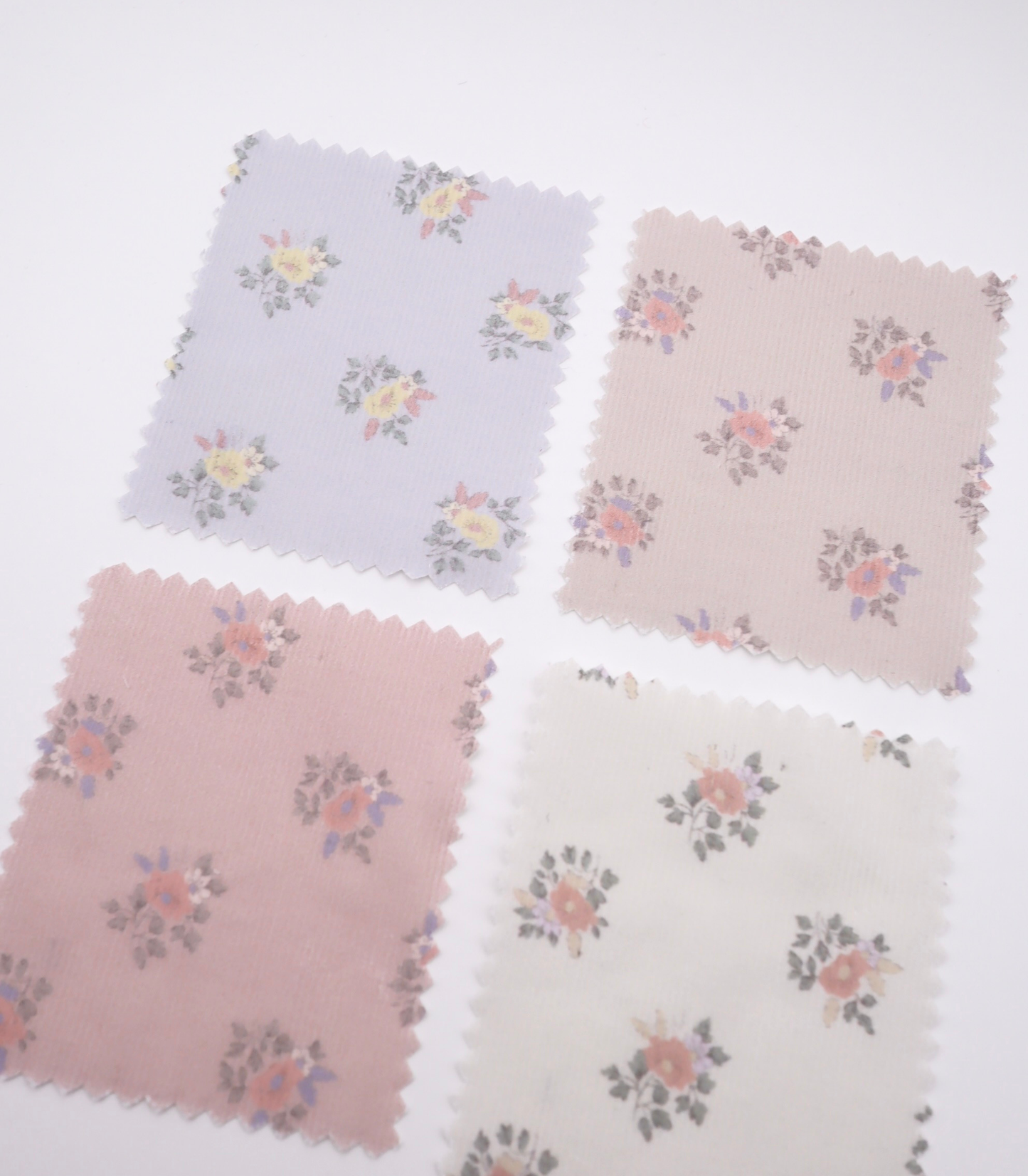 【25SS-118】小花柄プリントコーデュロイ　/0.5ｙあたり=～ 835円