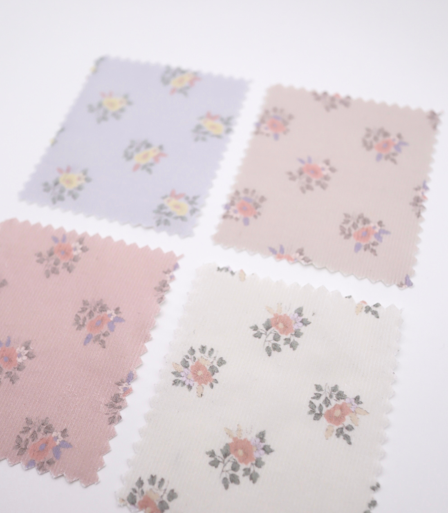 【25SS-118】小花柄プリントコーデュロイ　/0.5ｙあたり=～ 835円