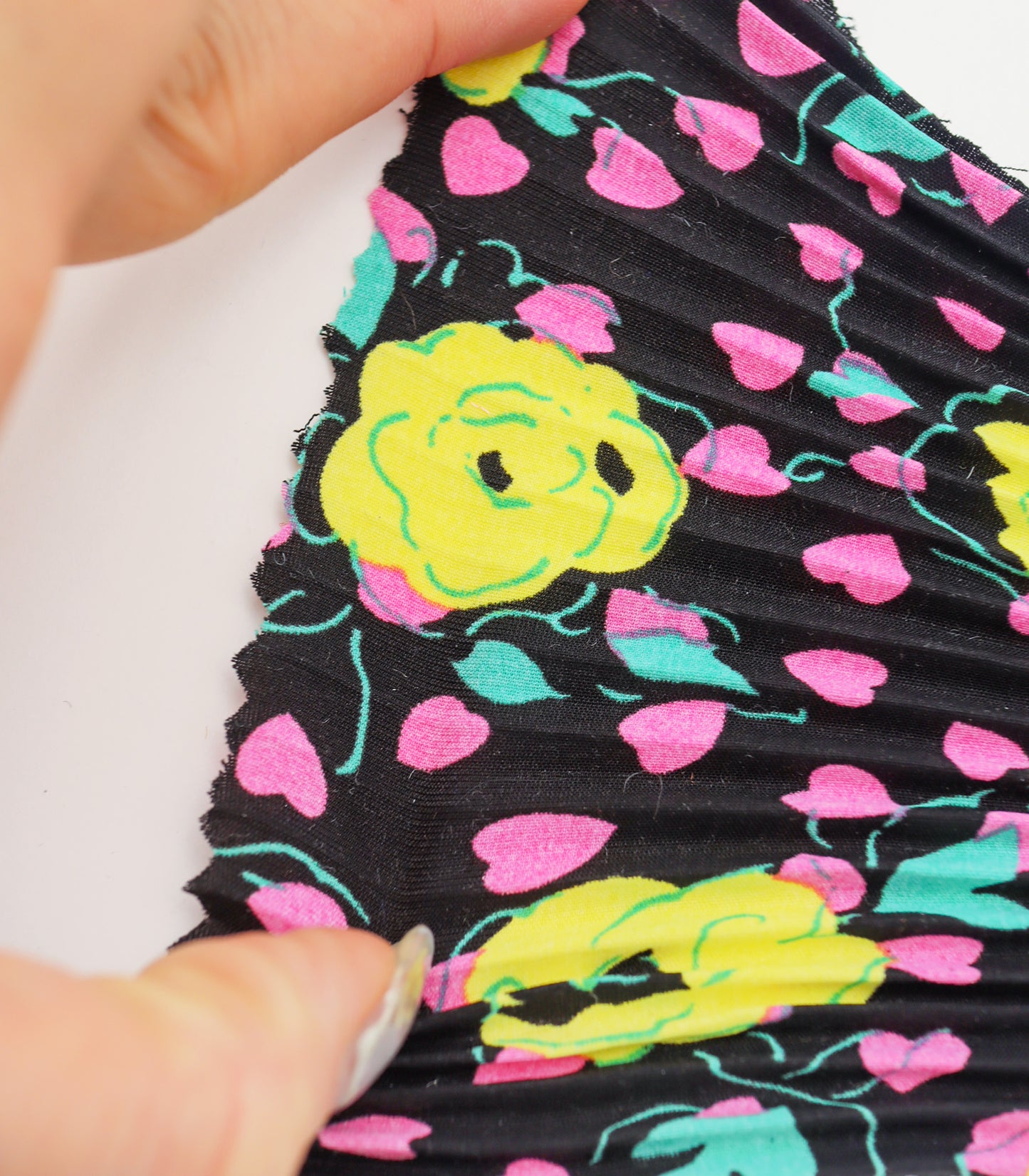 【25SS-309】ローズプリントプリーツ加工デシン　/0.5ｙあたり = ～820円