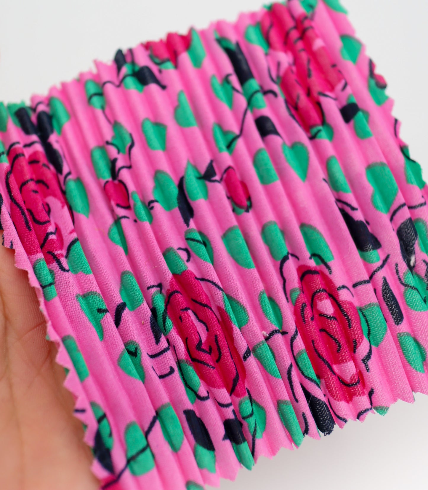 【25SS-309】ローズプリントプリーツ加工デシン　/0.5ｙあたり = ～820円