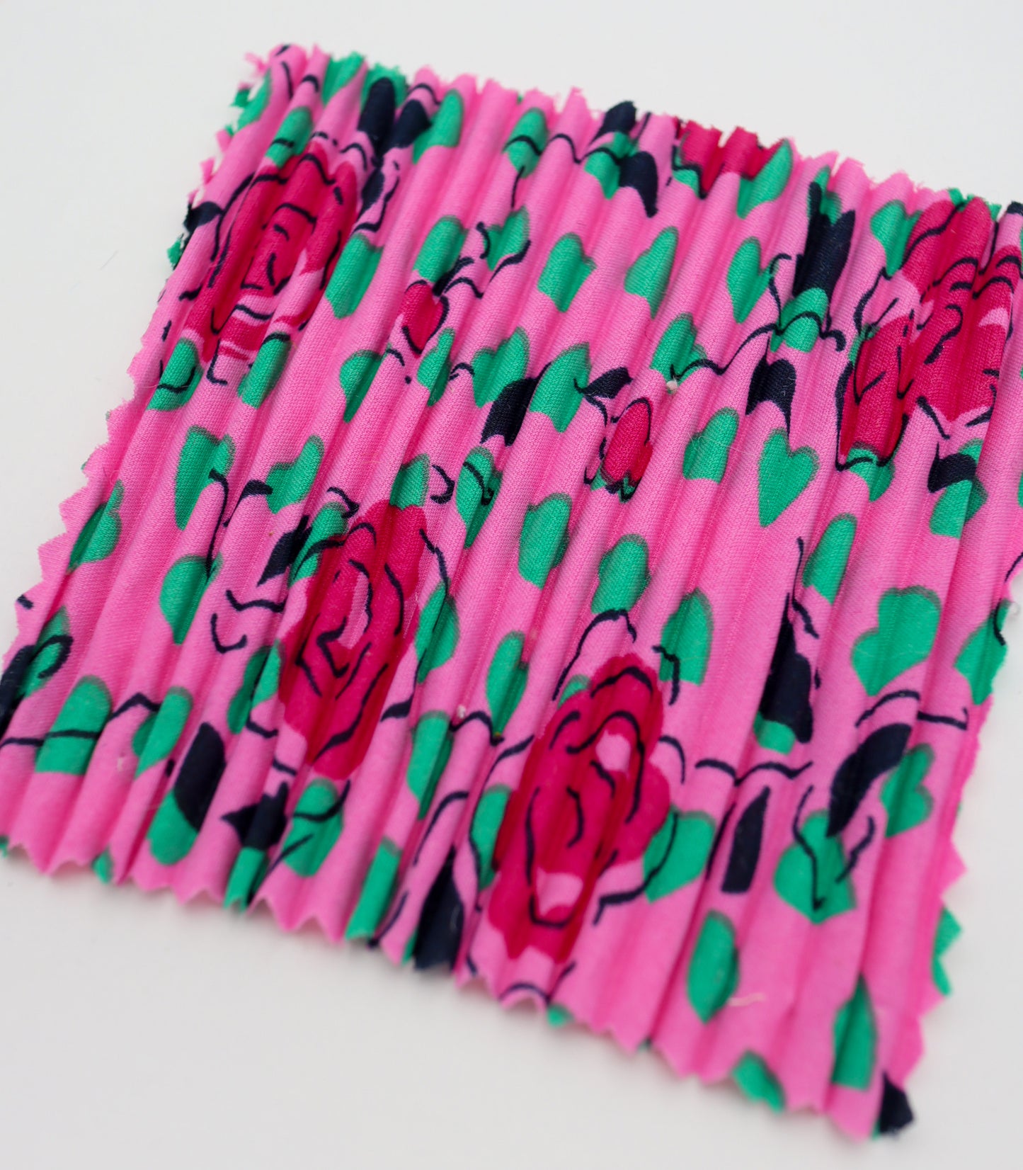 【25SS-309】ローズプリントプリーツ加工デシン　/0.5ｙあたり = ～820円