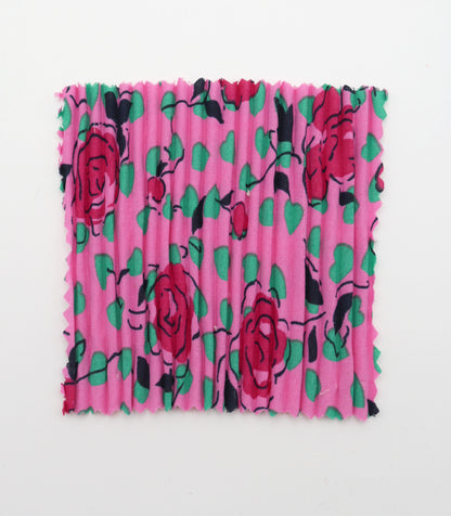 【25SS-309】ローズプリントプリーツ加工デシン　/0.5ｙあたり = ～820円