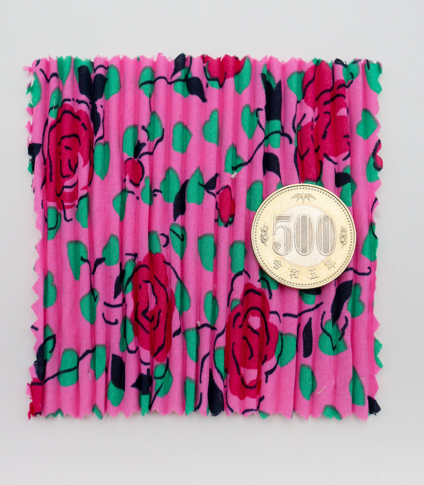 【25SS-309】ローズプリントプリーツ加工デシン　/0.5ｙあたり = ～820円