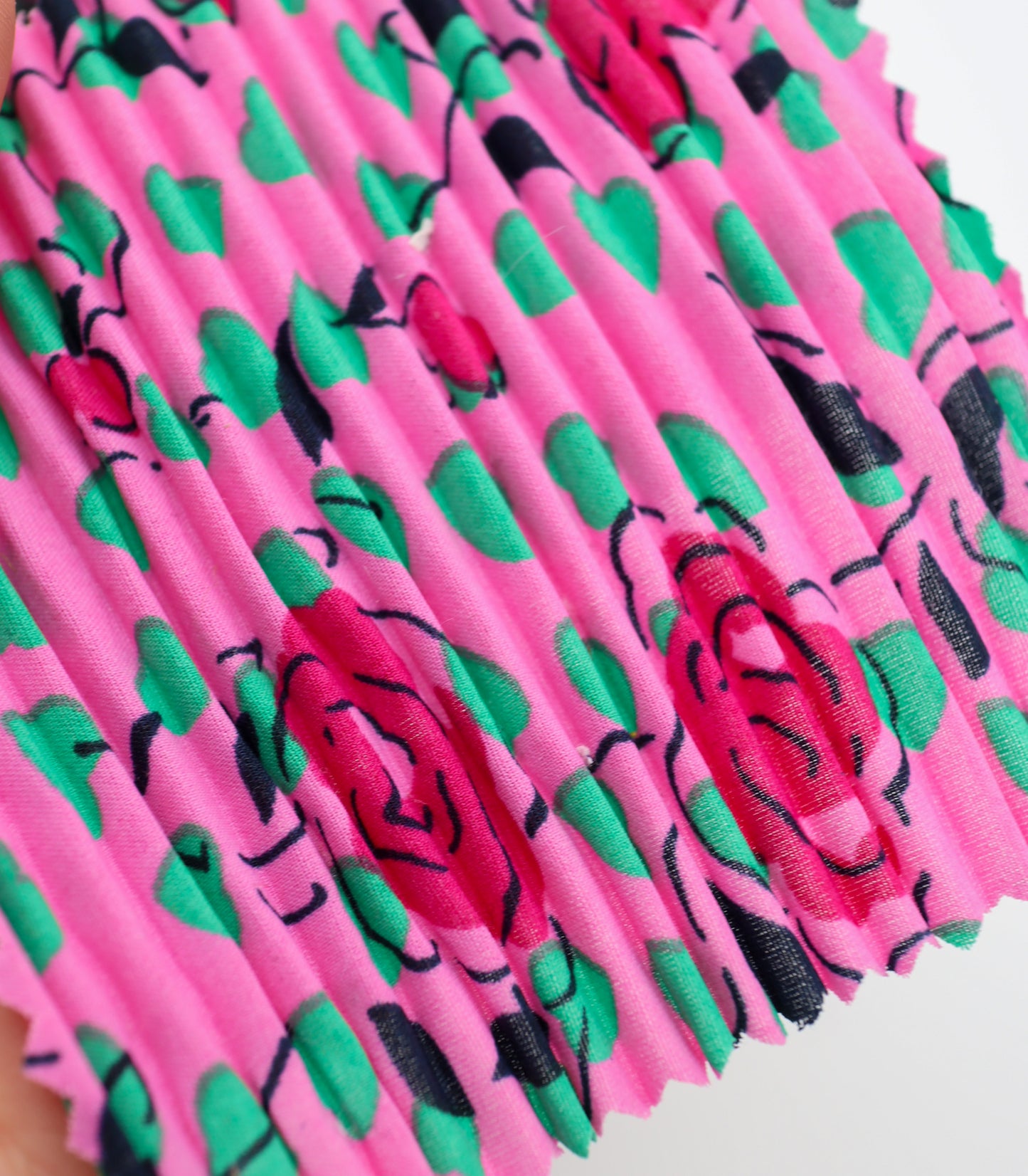 【25SS-309】ローズプリントプリーツ加工デシン　/0.5ｙあたり = ～820円