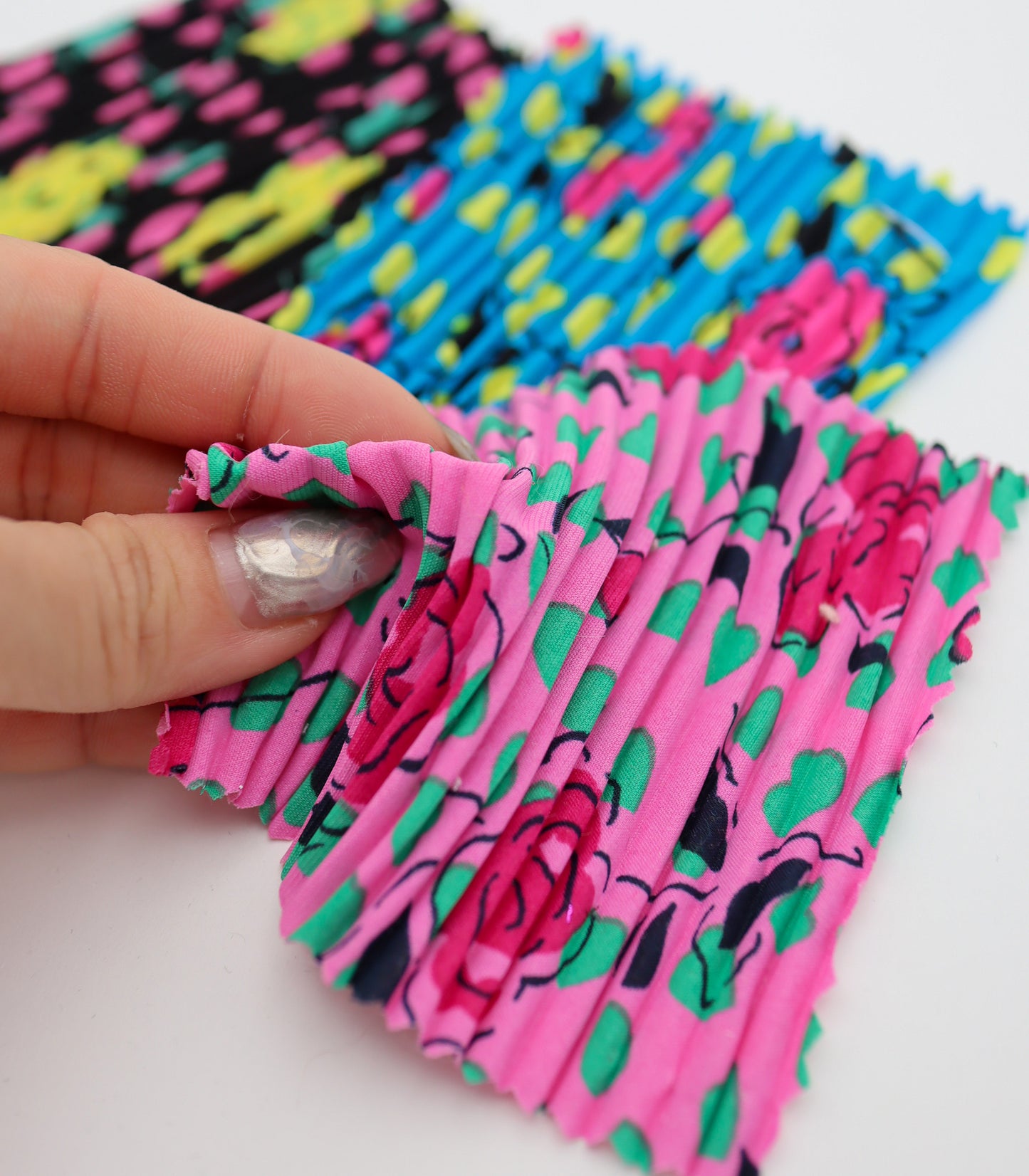 【25SS-309】ローズプリントプリーツ加工デシン　/0.5ｙあたり = ～820円