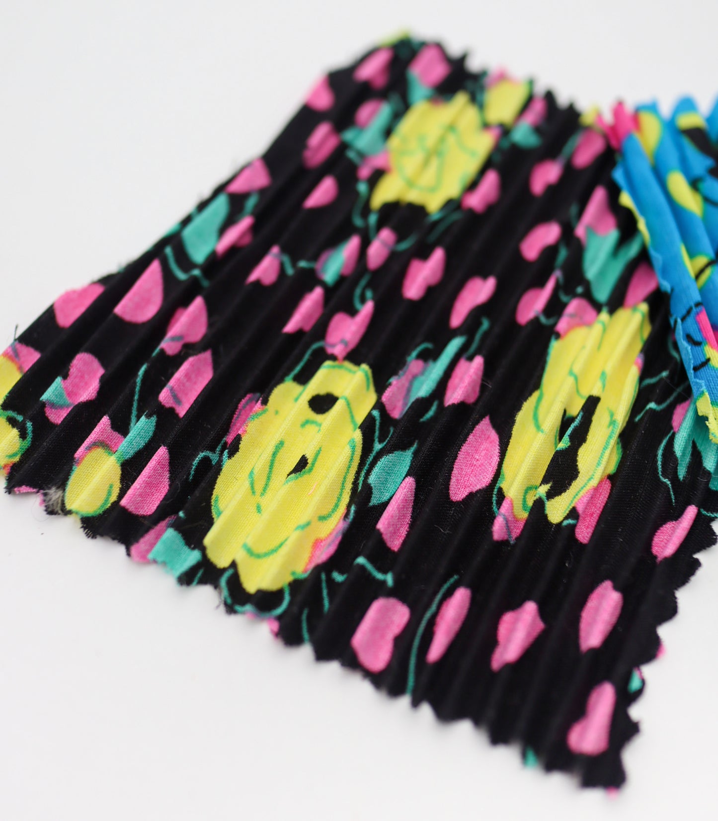 【25SS-309】ローズプリントプリーツ加工デシン　/0.5ｙあたり = ～820円