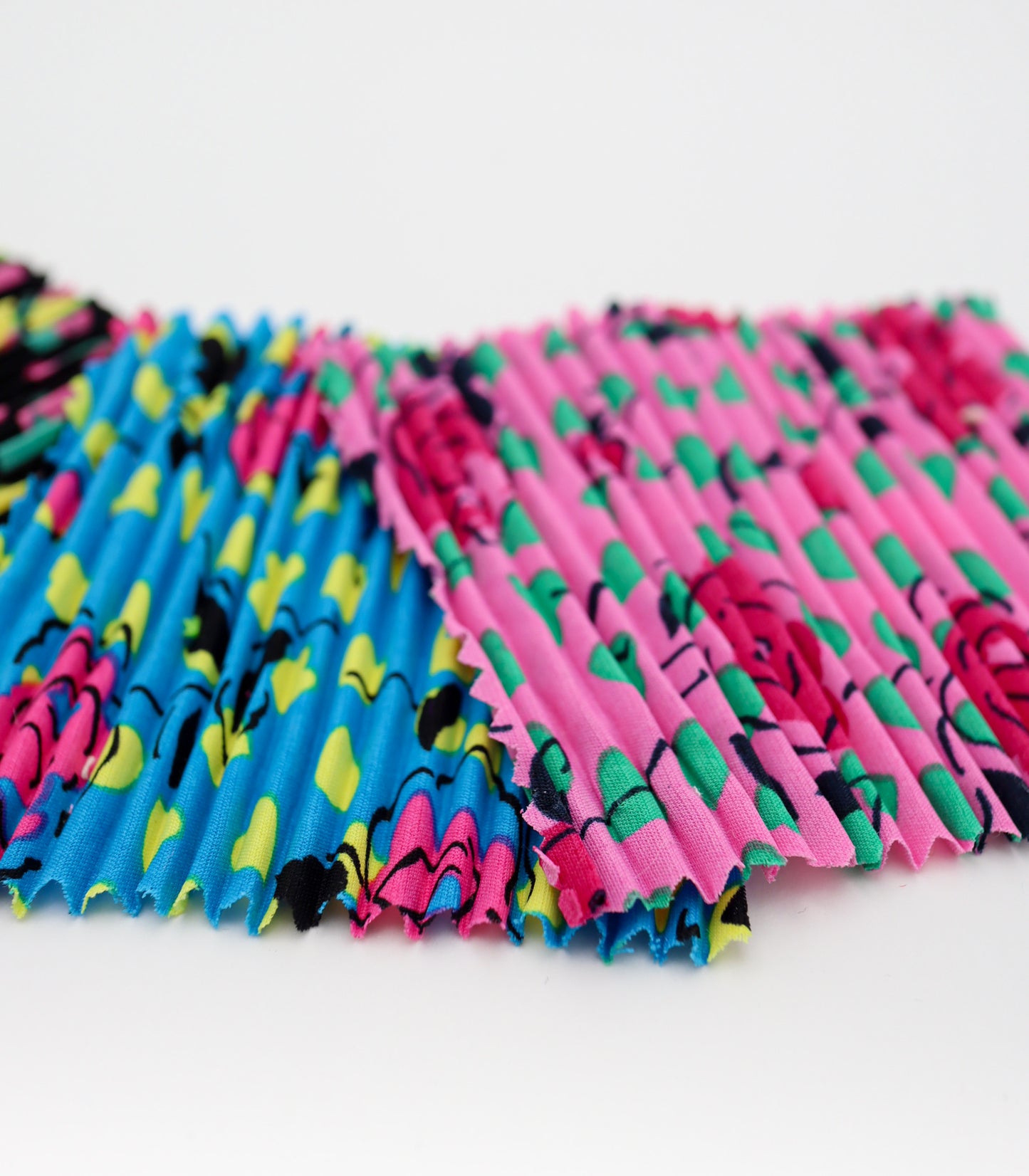 【25SS-309】ローズプリントプリーツ加工デシン　/0.5ｙあたり = ～820円