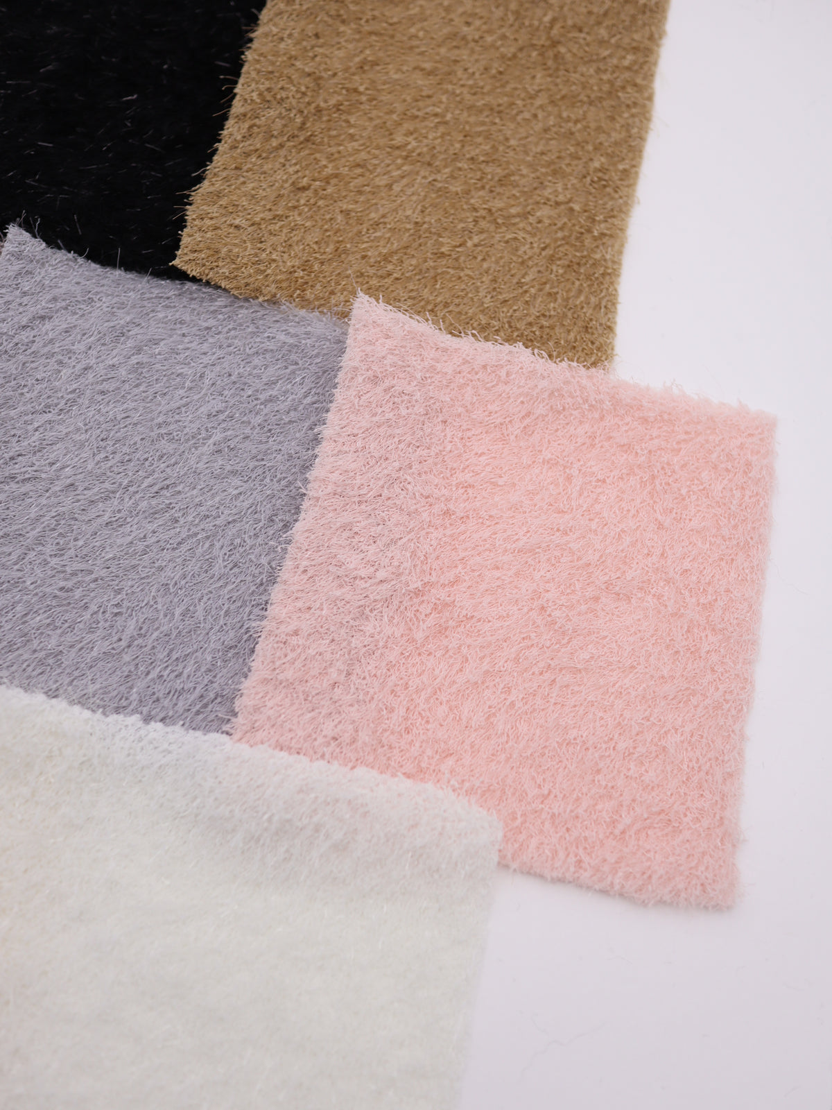 キラキラフィルム＆ぽそぽそ細ショートシャギーニット生地｜【生地幅】約147センチ 【混率】ポリエステル100%｜ドッグウェア・KIDSウエア・トップス・スカート・冬雑貨向け｜26AW-407