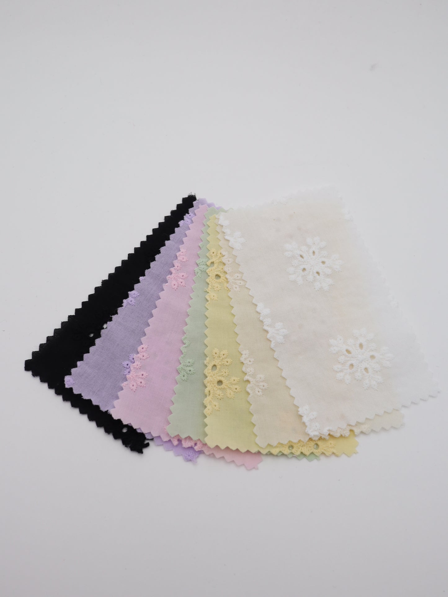 綿100%・アイレットフラワー刺繍ローン生地｜【生地幅】約132センチ 【混率】綿100％｜春夏ブラウス・ワンピース・子供服向け