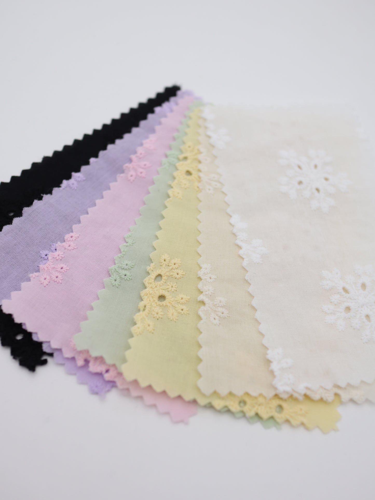 綿100%・アイレットフラワー刺繍ローン生地｜【生地幅】約132センチ 【混率】綿100％｜春夏ブラウス・ワンピース・子供服向け