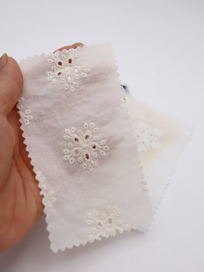 綿100%・アイレットフラワー刺繍ローン生地｜【生地幅】約132センチ 【混率】綿100％｜春夏ブラウス・ワンピース・子供服向け