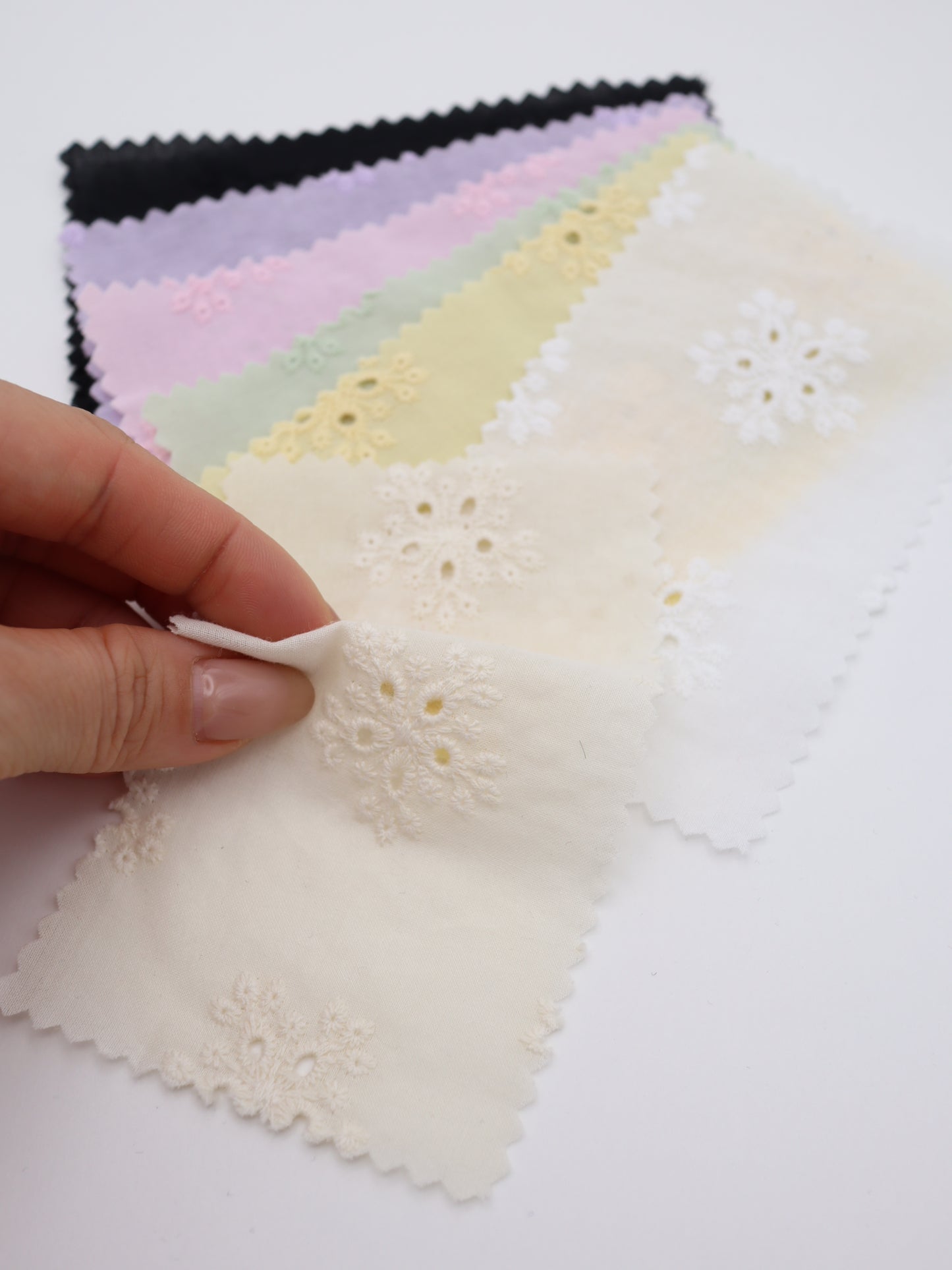 韓国生地　刺繍レース　花柄刺繍生地