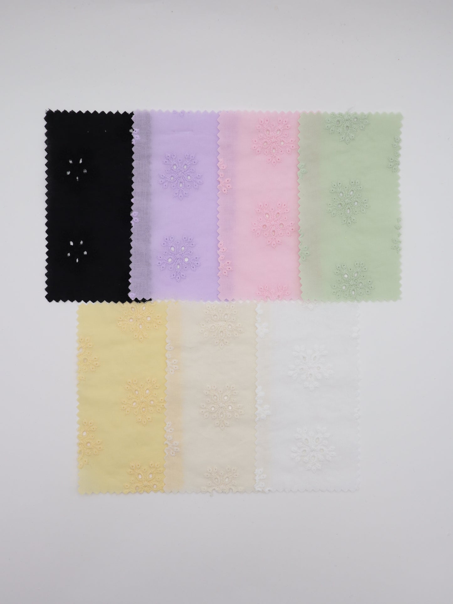 綿100%・アイレットフラワー刺繍ローン生地｜【生地幅】約132センチ 【混率】綿100％｜春夏ブラウス・ワンピース・子供服向け