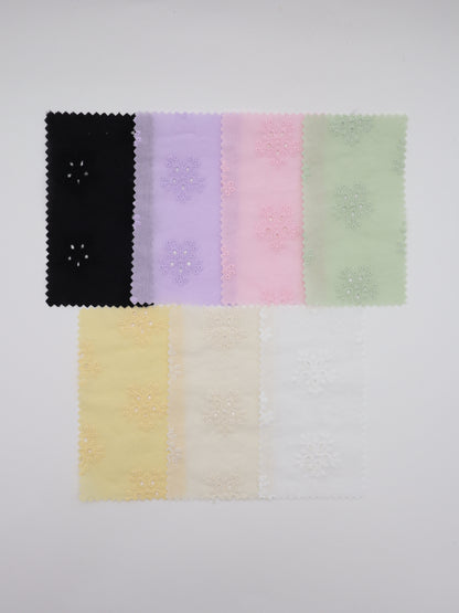 綿100%・アイレットフラワー刺繍ローン生地｜【生地幅】約132センチ 【混率】綿100％｜春夏ブラウス・ワンピース・子供服向け