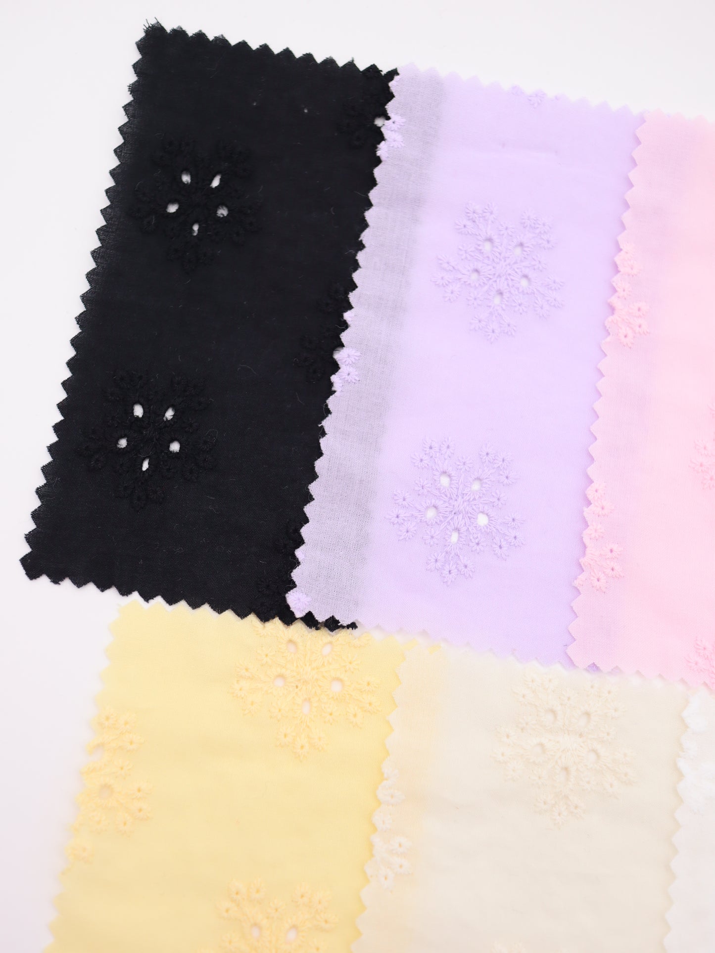 綿100%・アイレットフラワー刺繍ローン生地｜【生地幅】約132センチ 【混率】綿100％｜春夏ブラウス・ワンピース・子供服向け