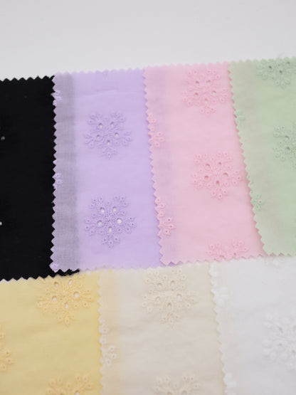 綿100%・アイレットフラワー刺繍ローン生地｜【生地幅】約132センチ 【混率】綿100％｜春夏ブラウス・ワンピース・子供服向け
