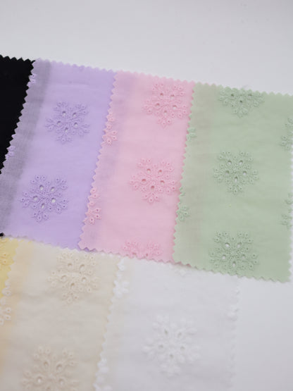綿100%・アイレットフラワー刺繍ローン生地｜【生地幅】約132センチ 【混率】綿100％｜春夏ブラウス・ワンピース・子供服向け