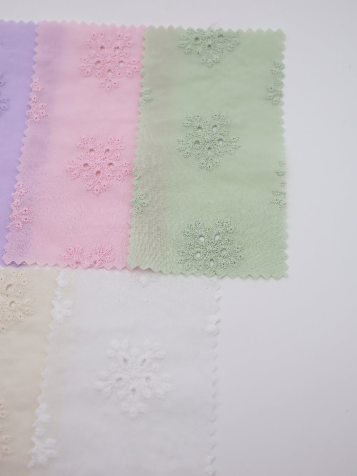 綿100%・アイレットフラワー刺繍ローン生地｜【生地幅】約132センチ 【混率】綿100％｜春夏ブラウス・ワンピース・子供服向け