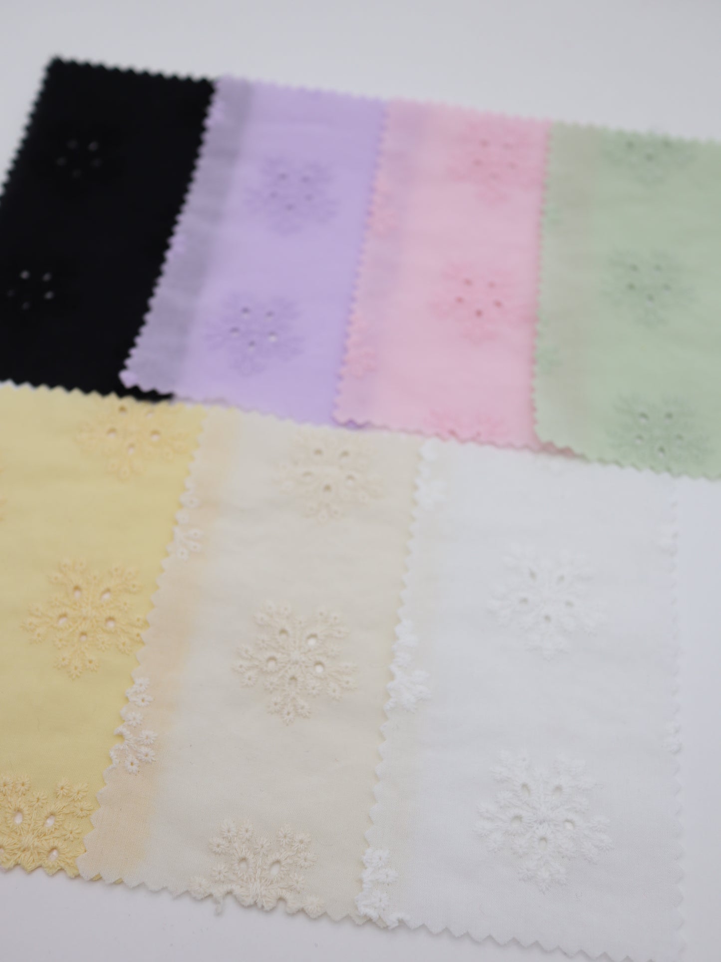 綿100%・アイレットフラワー刺繍ローン生地｜【生地幅】約132センチ 【混率】綿100％｜春夏ブラウス・ワンピース・子供服向け