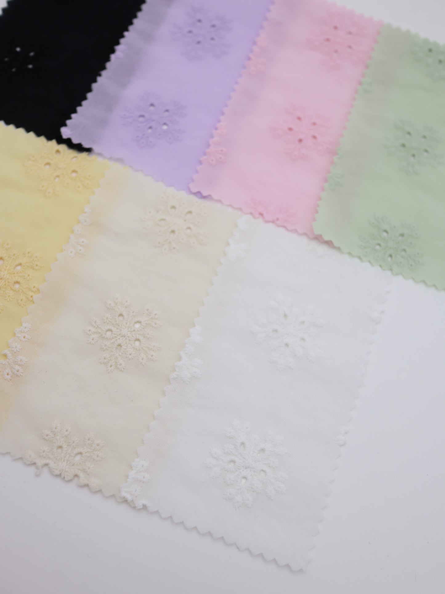 綿100%・アイレットフラワー刺繍ローン生地｜【生地幅】約132センチ 【混率】綿100％｜春夏ブラウス・ワンピース・子供服向け