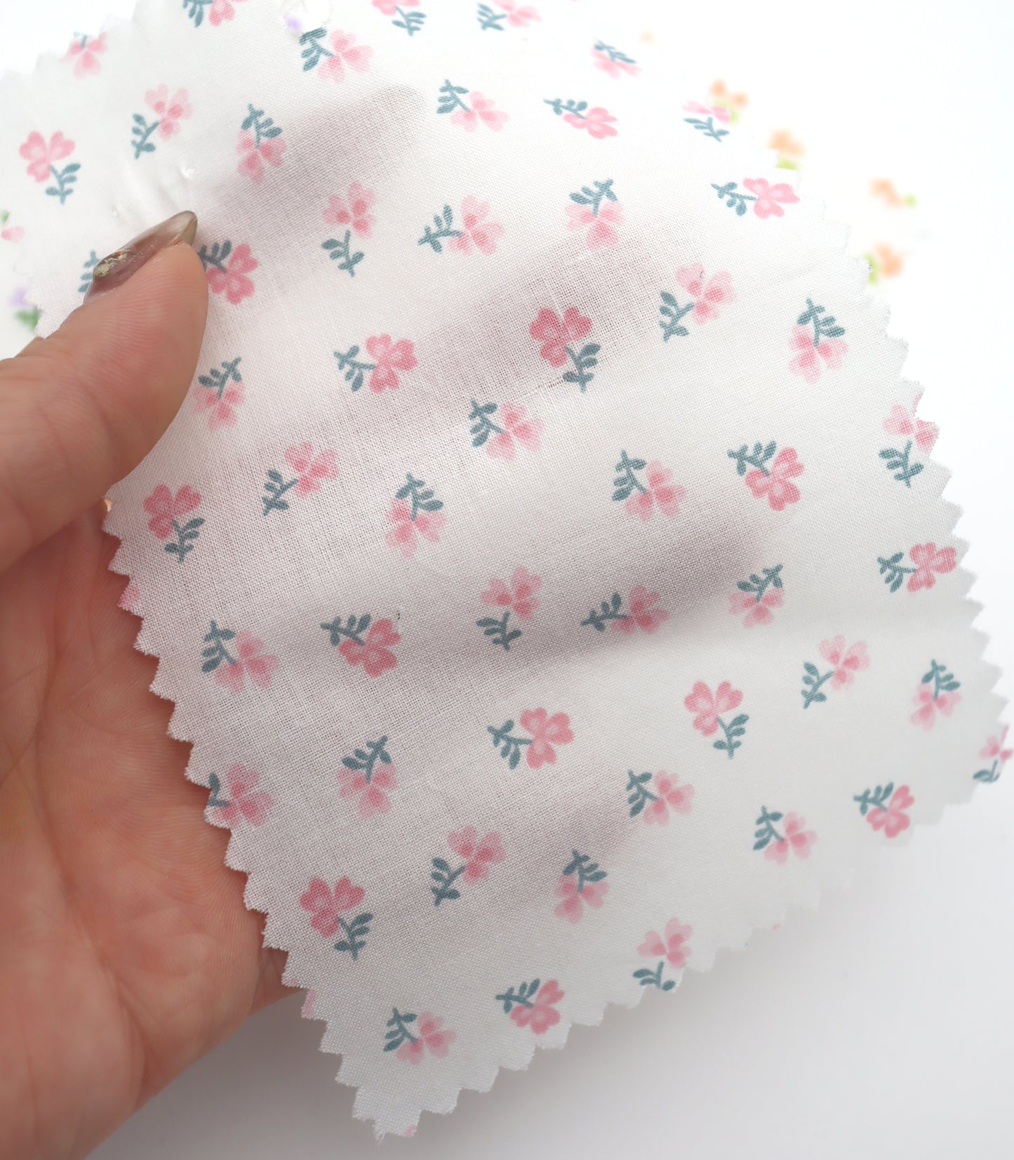 【25SS-259】小花柄プリント綿ローン　/0.5ｙあたり = ～625円