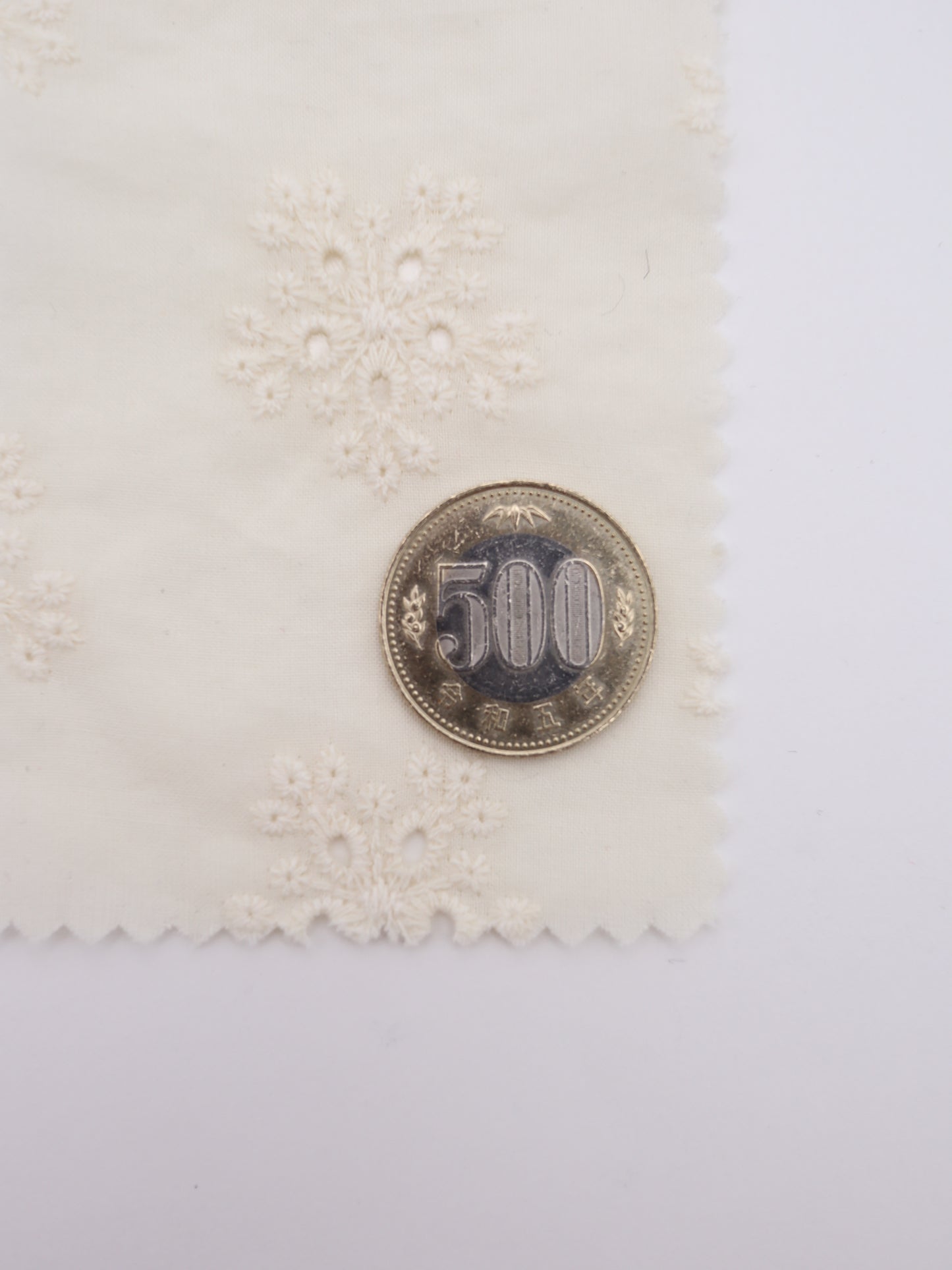 綿100%・アイレットフラワー刺繍ローン生地｜【生地幅】約132センチ 【混率】綿100％｜春夏ブラウス・ワンピース・子供服向け