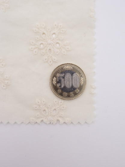 綿100%・アイレットフラワー刺繍ローン生地｜【生地幅】約132センチ 【混率】綿100％｜春夏ブラウス・ワンピース・子供服向け