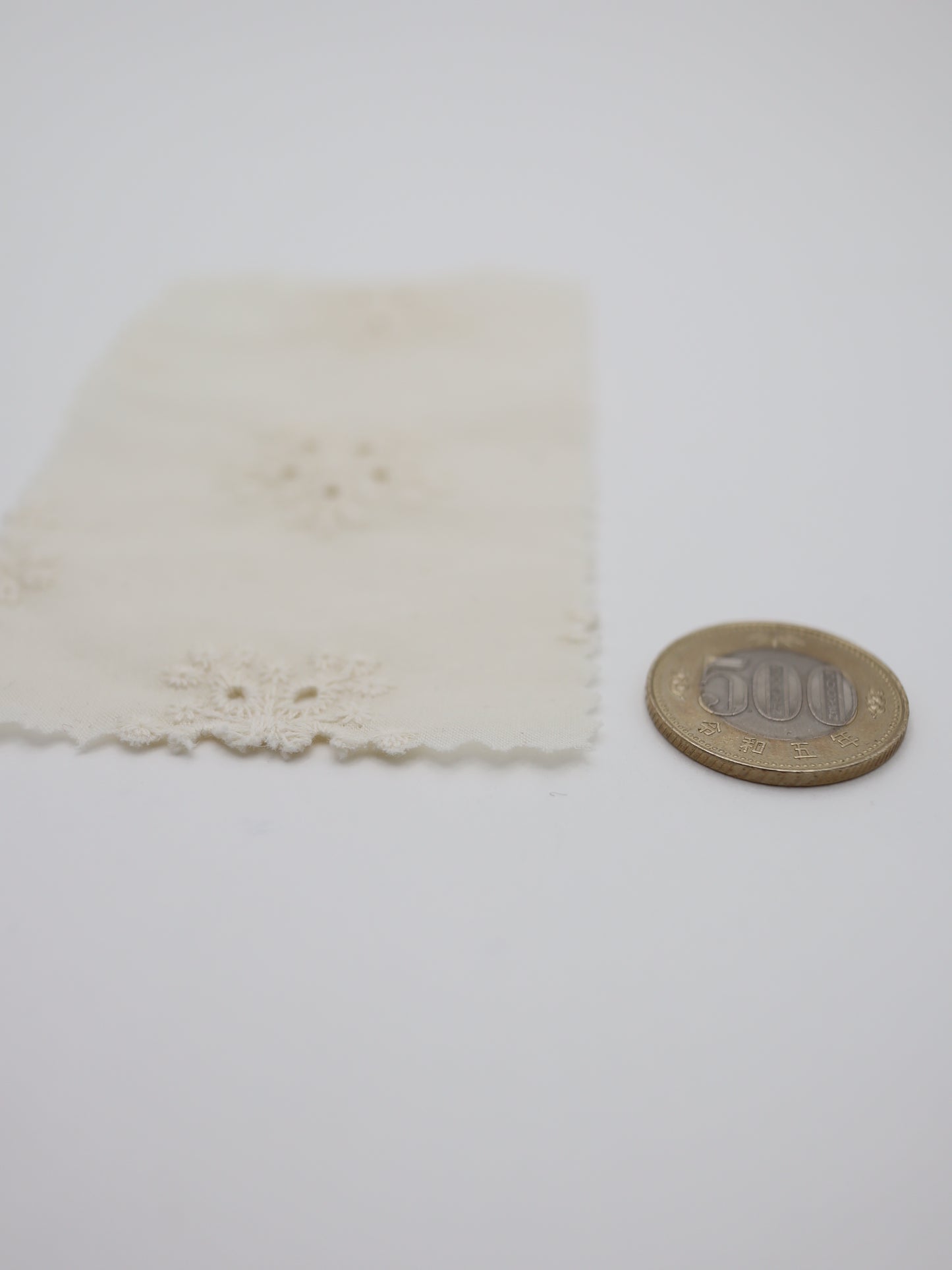 綿100%・アイレットフラワー刺繍ローン生地｜【生地幅】約132センチ 【混率】綿100％｜春夏ブラウス・ワンピース・子供服向け