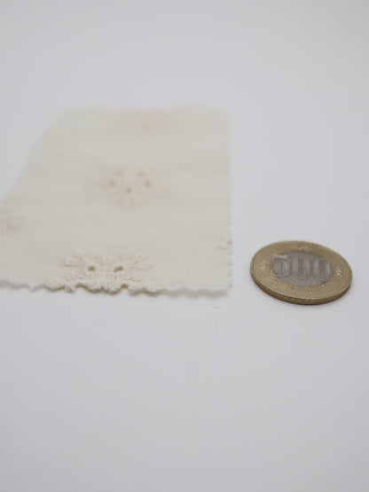 綿100%・アイレットフラワー刺繍ローン生地｜【生地幅】約132センチ 【混率】綿100％｜春夏ブラウス・ワンピース・子供服向け