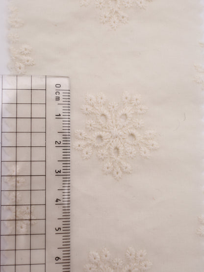 綿100%・アイレットフラワー刺繍ローン生地｜【生地幅】約132センチ 【混率】綿100％｜春夏ブラウス・ワンピース・子供服向け