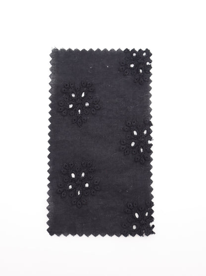 綿100%・アイレットフラワー刺繍ローン生地｜【生地幅】約132センチ 【混率】綿100％｜春夏ブラウス・ワンピース・子供服向け