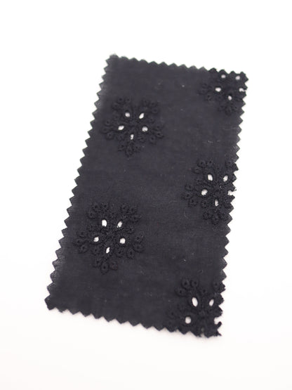 綿100%・アイレットフラワー刺繍ローン生地｜【生地幅】約132センチ 【混率】綿100％｜春夏ブラウス・ワンピース・子供服向け