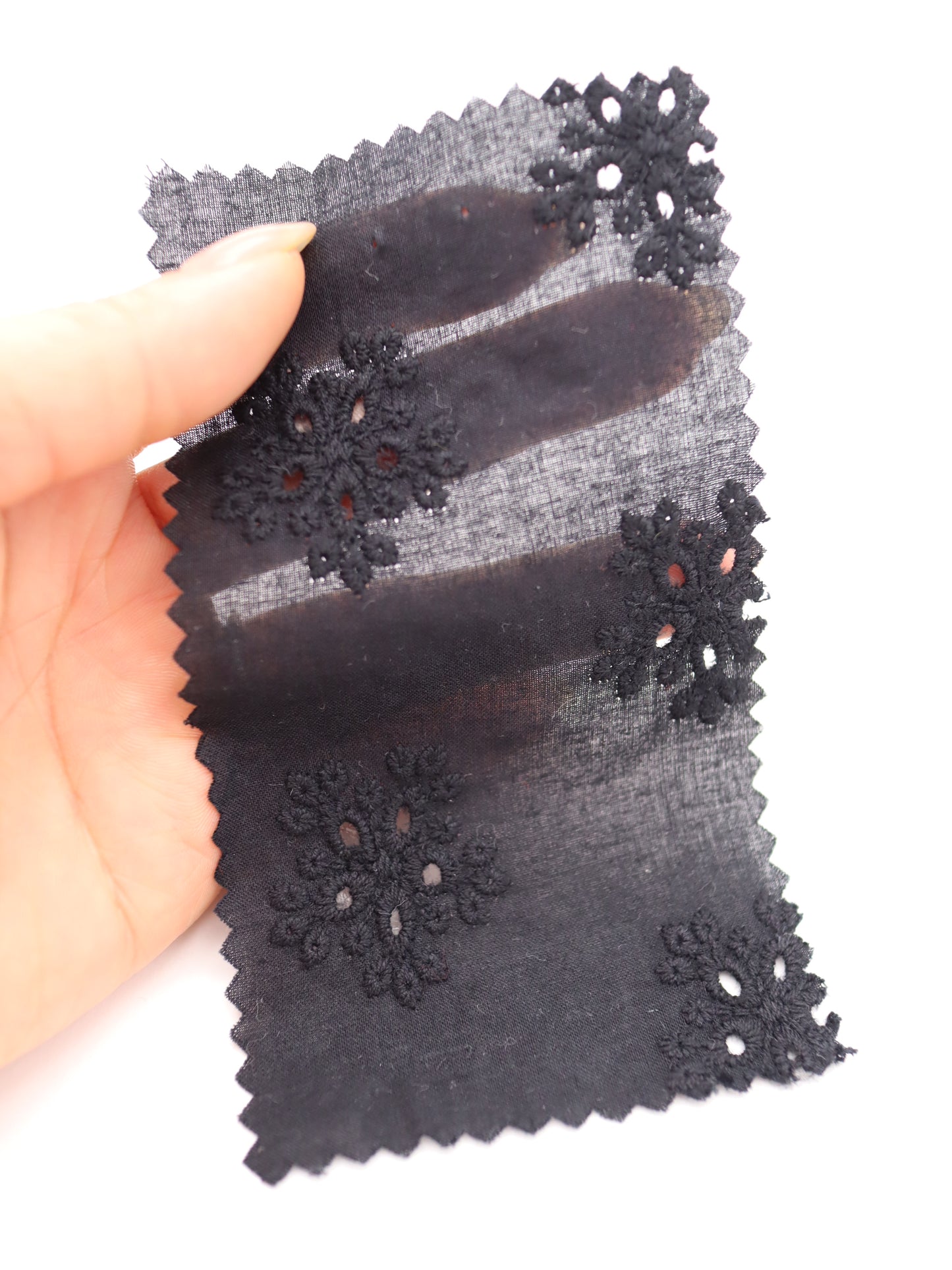 綿100%・アイレットフラワー刺繍ローン生地｜【生地幅】約132センチ 【混率】綿100％｜春夏ブラウス・ワンピース・子供服向け
