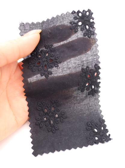 綿100%・アイレットフラワー刺繍ローン生地｜【生地幅】約132センチ 【混率】綿100％｜春夏ブラウス・ワンピース・子供服向け