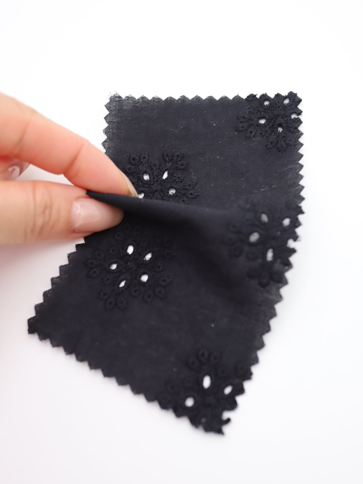 綿100%・アイレットフラワー刺繍ローン生地｜【生地幅】約132センチ 【混率】綿100％｜春夏ブラウス・ワンピース・子供服向け