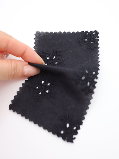 綿100%・アイレットフラワー刺繍ローン生地｜【生地幅】約132センチ 【混率】綿100％｜春夏ブラウス・ワンピース・子供服向け