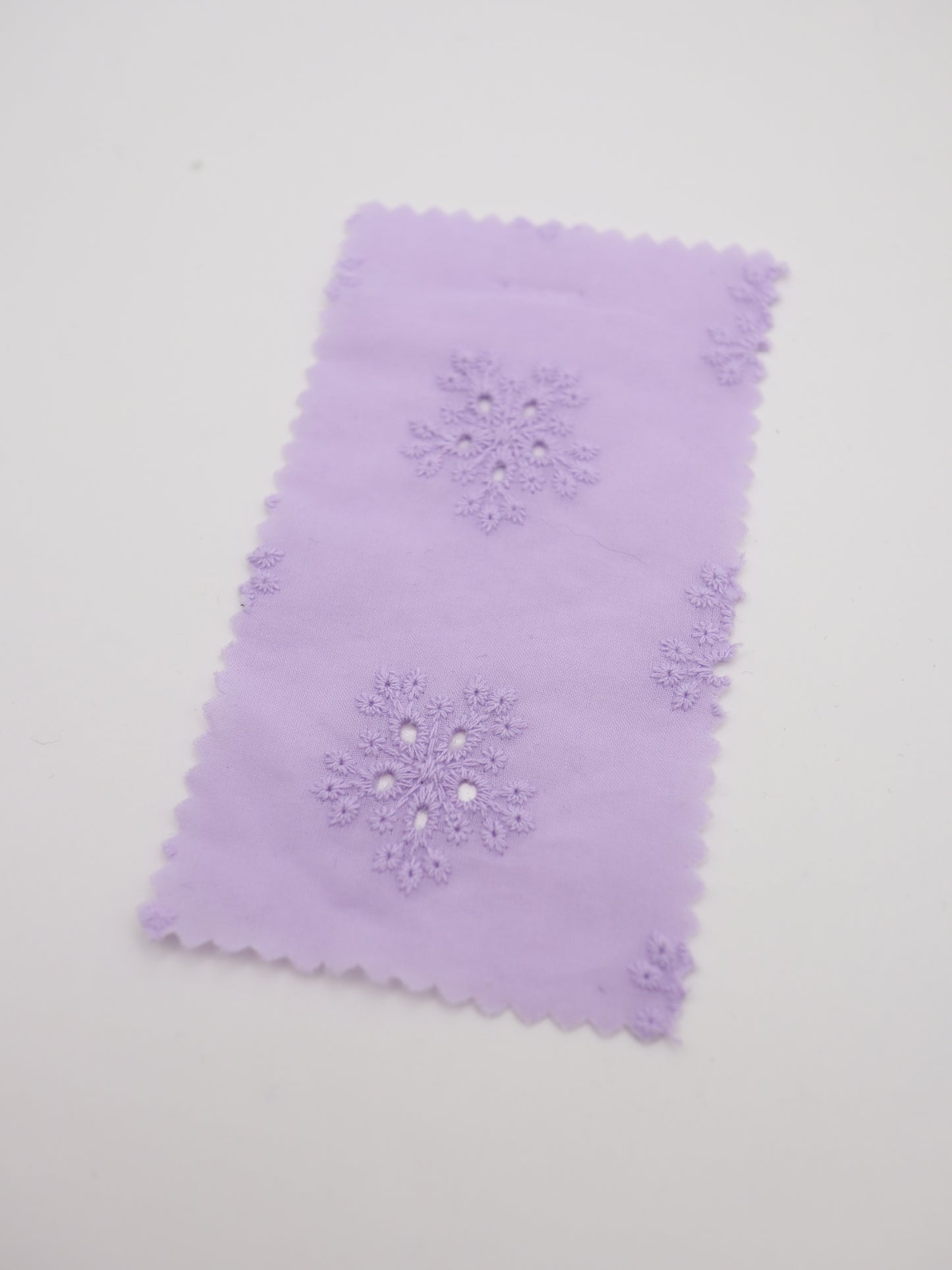 綿100%・アイレットフラワー刺繍ローン生地｜【生地幅】約132センチ 【混率】綿100％｜春夏ブラウス・ワンピース・子供服向け