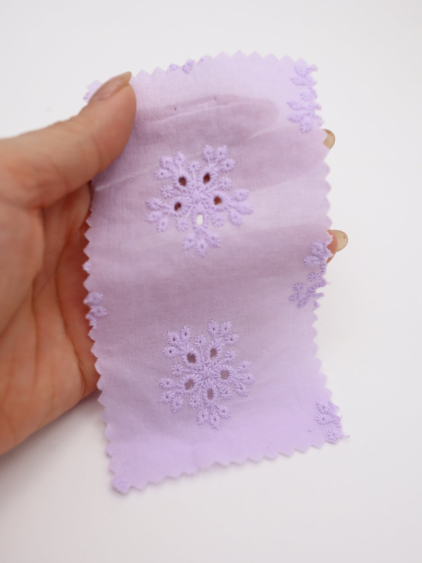 綿100%・アイレットフラワー刺繍ローン生地｜【生地幅】約132センチ 【混率】綿100％｜春夏ブラウス・ワンピース・子供服向け