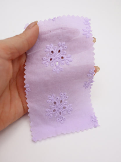 綿100%・アイレットフラワー刺繍ローン生地｜【生地幅】約132センチ 【混率】綿100％｜春夏ブラウス・ワンピース・子供服向け