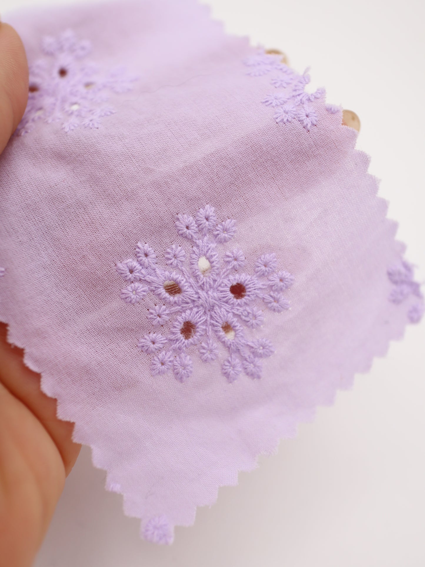 綿100%・アイレットフラワー刺繍ローン生地｜【生地幅】約132センチ 【混率】綿100％｜春夏ブラウス・ワンピース・子供服向け