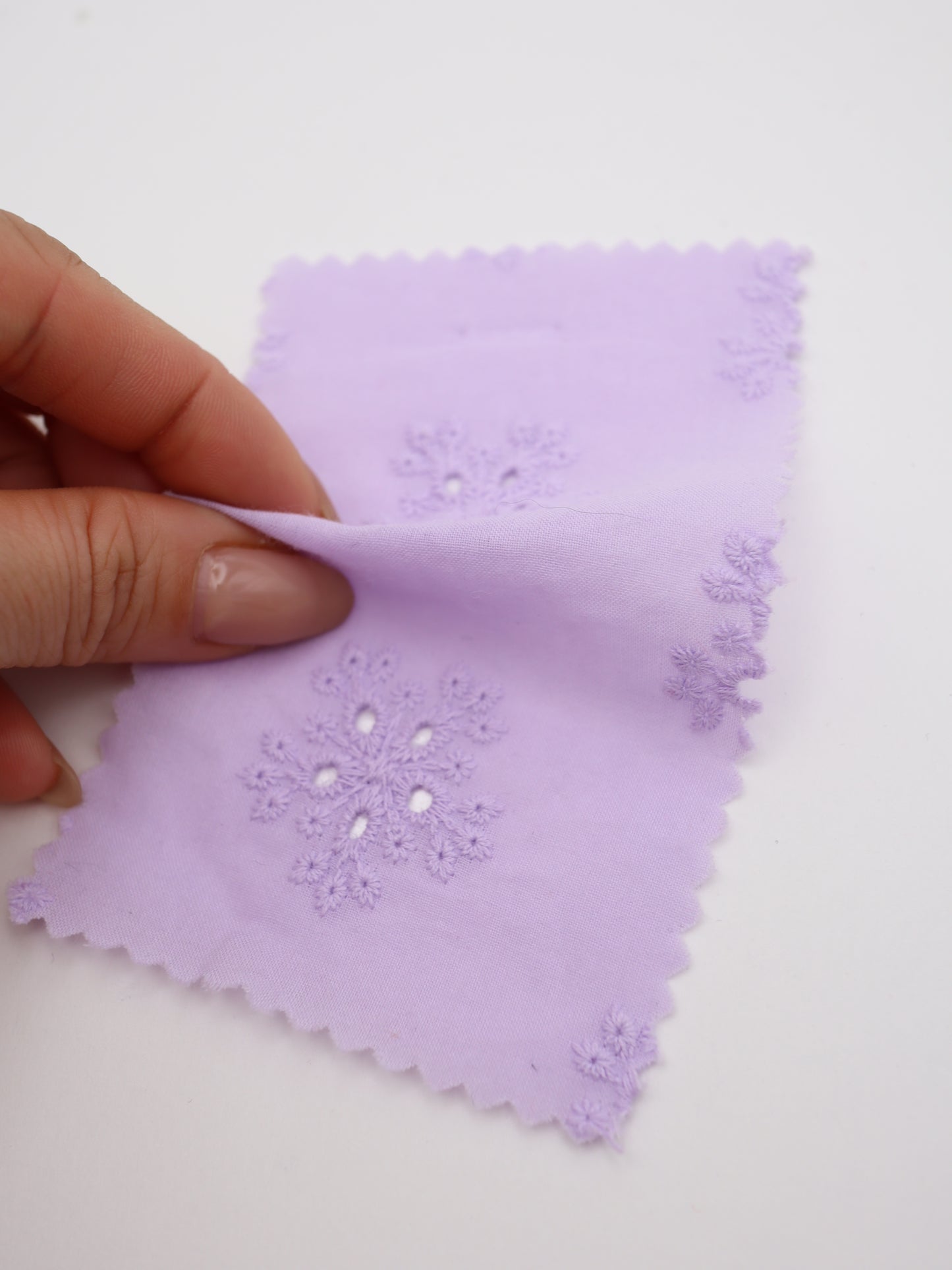 綿100%・アイレットフラワー刺繍ローン生地｜【生地幅】約132センチ 【混率】綿100％｜春夏ブラウス・ワンピース・子供服向け