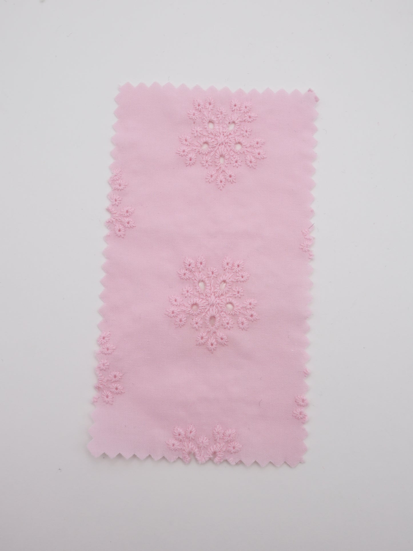 綿100%・アイレットフラワー刺繍ローン生地｜【生地幅】約132センチ 【混率】綿100％｜春夏ブラウス・ワンピース・子供服向け