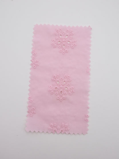 綿100%・アイレットフラワー刺繍ローン生地｜【生地幅】約132センチ 【混率】綿100％｜春夏ブラウス・ワンピース・子供服向け