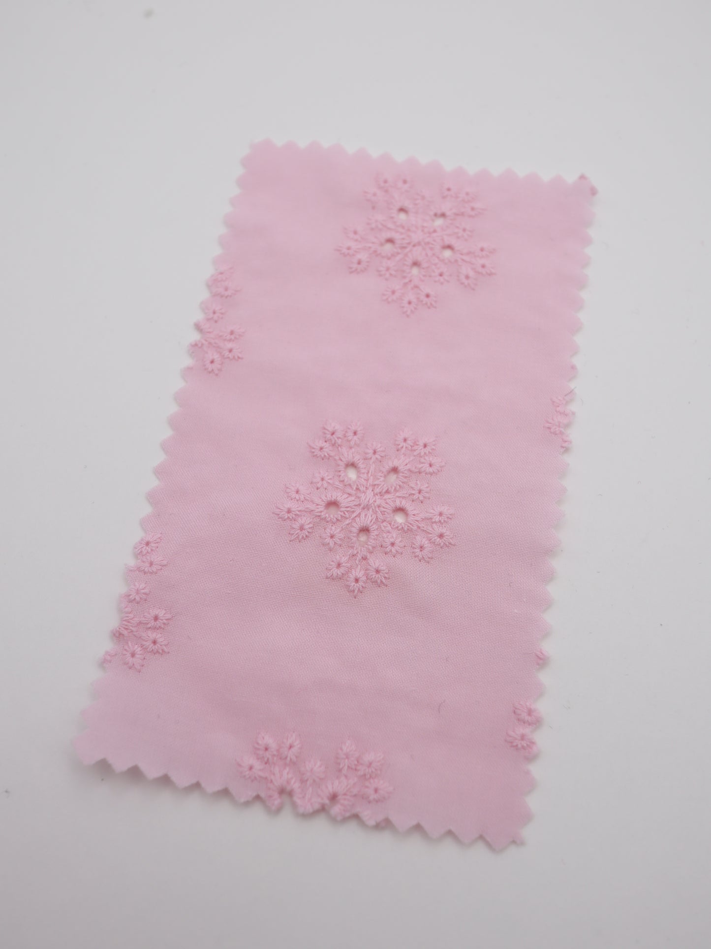 綿100%・アイレットフラワー刺繍ローン生地｜【生地幅】約132センチ 【混率】綿100％｜春夏ブラウス・ワンピース・子供服向け