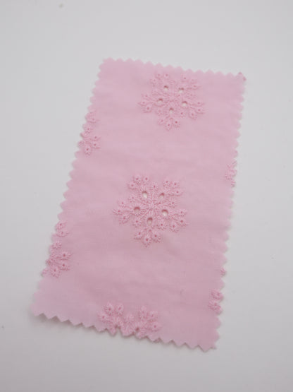 綿100%・アイレットフラワー刺繍ローン生地｜【生地幅】約132センチ 【混率】綿100％｜春夏ブラウス・ワンピース・子供服向け