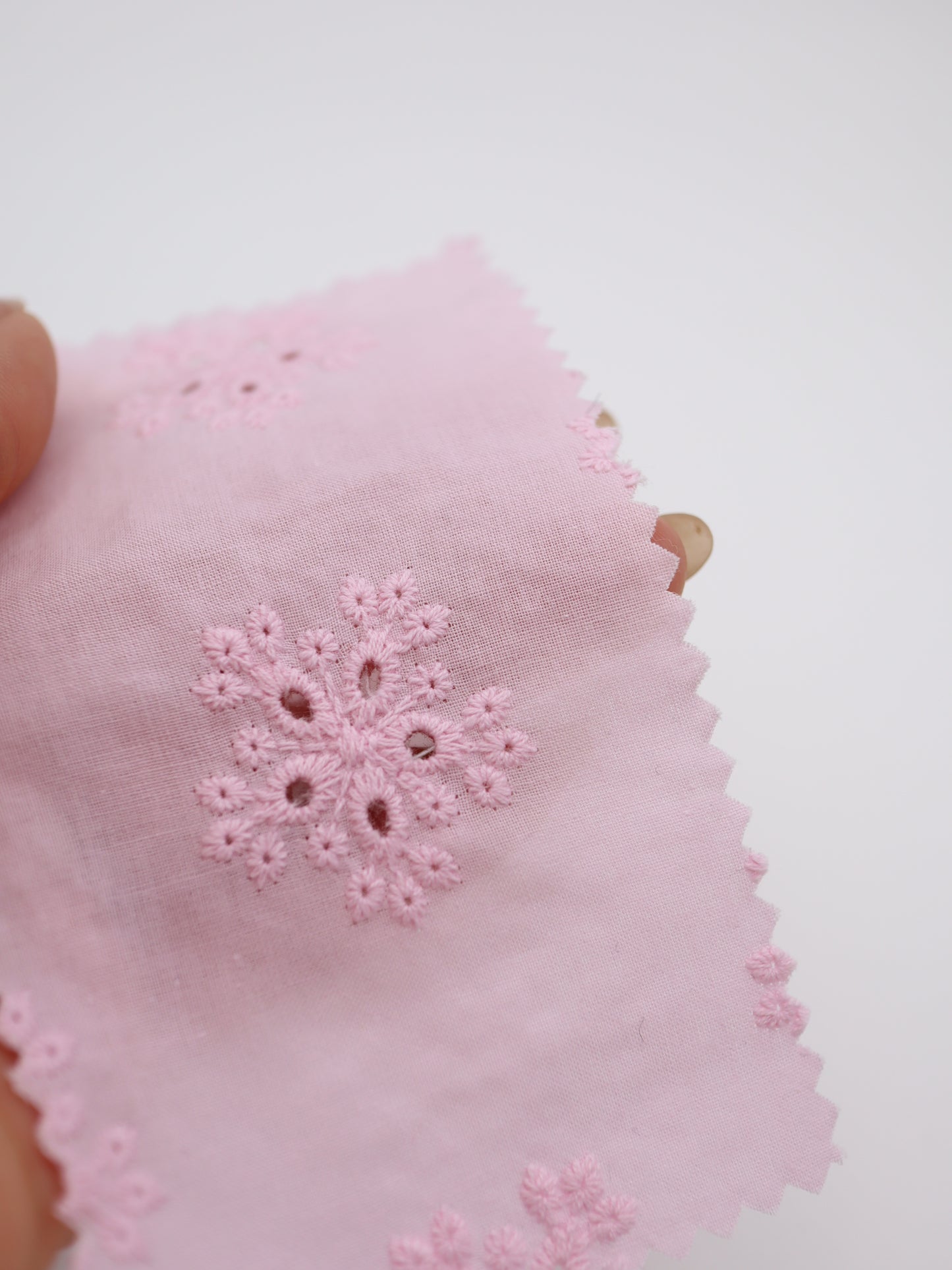 綿100%・アイレットフラワー刺繍ローン生地｜【生地幅】約132センチ 【混率】綿100％｜春夏ブラウス・ワンピース・子供服向け