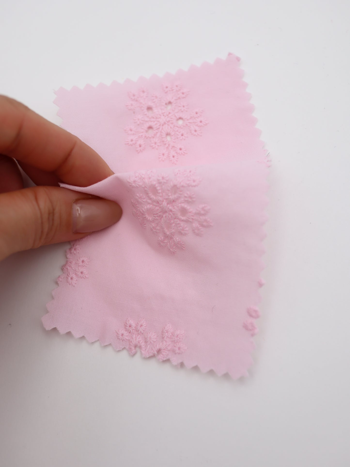 綿100%・アイレットフラワー刺繍ローン生地｜【生地幅】約132センチ 【混率】綿100％｜春夏ブラウス・ワンピース・子供服向け