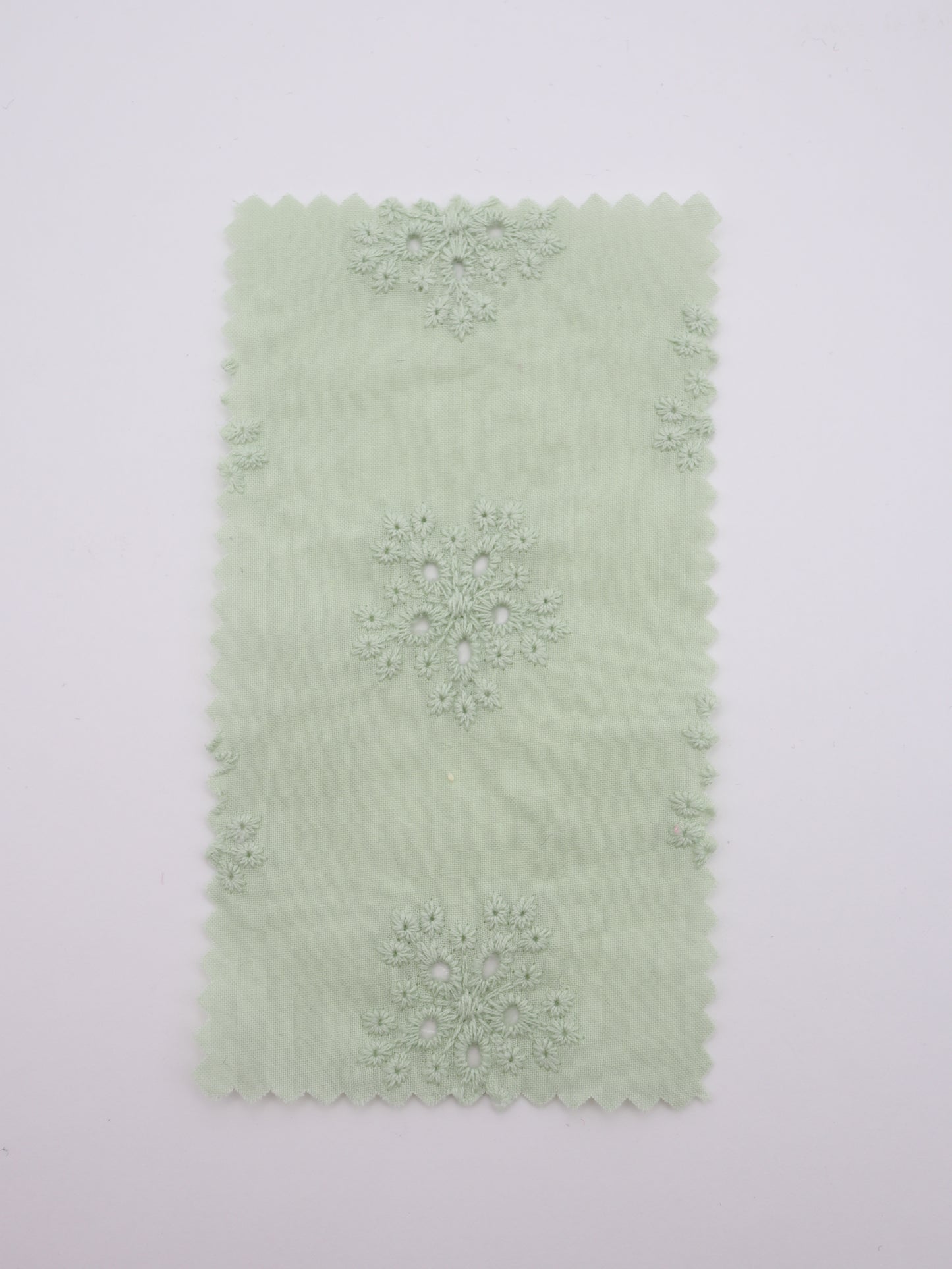 綿100%・アイレットフラワー刺繍ローン生地｜【生地幅】約132センチ 【混率】綿100％｜春夏ブラウス・ワンピース・子供服向け