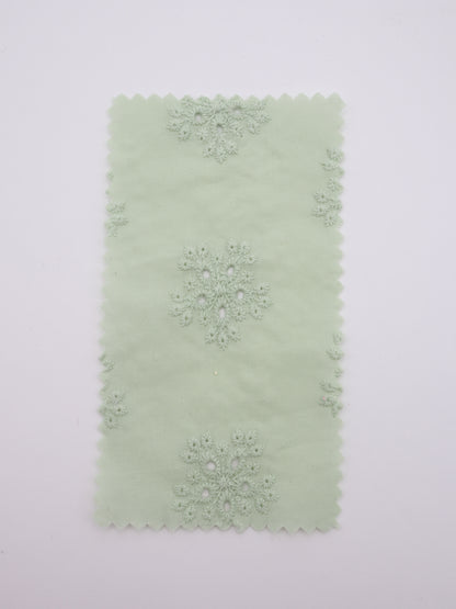綿100%・アイレットフラワー刺繍ローン生地｜【生地幅】約132センチ 【混率】綿100％｜春夏ブラウス・ワンピース・子供服向け